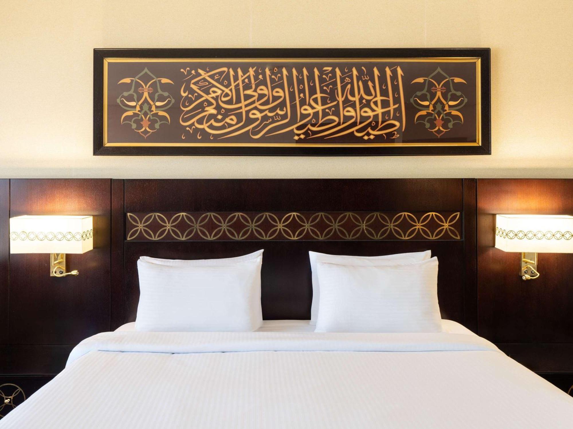 Hotel Pullman Zamzam Madina à Médine Extérieur photo A guest room at the hotel